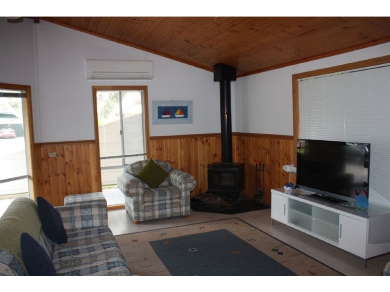 16 Leicester Square, Inverloch VIC 3996