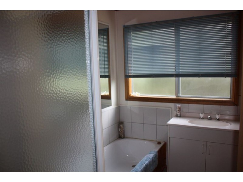 16 Leicester Square, Inverloch VIC 3996