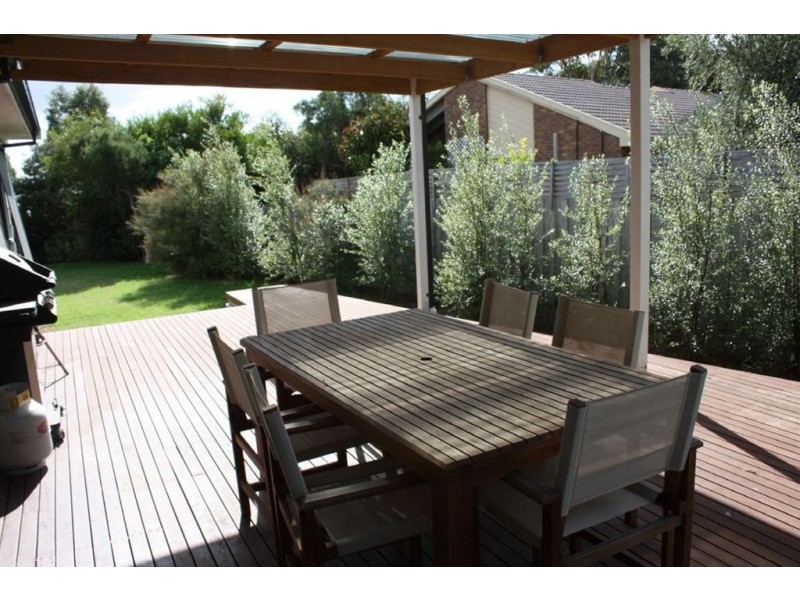 16 Leicester Square, Inverloch VIC 3996