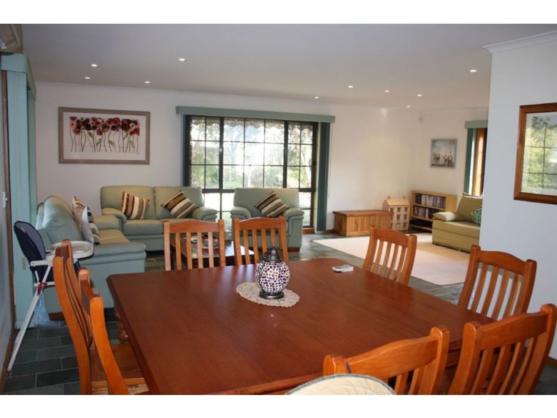 8 Leicester Square, Inverloch VIC 3996