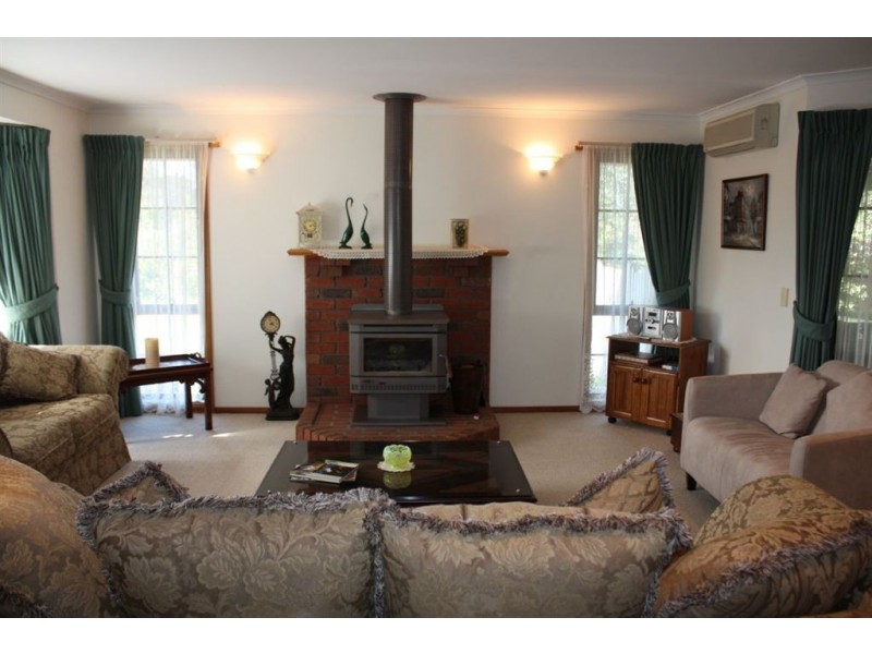 8 Leicester Square, Inverloch VIC 3996