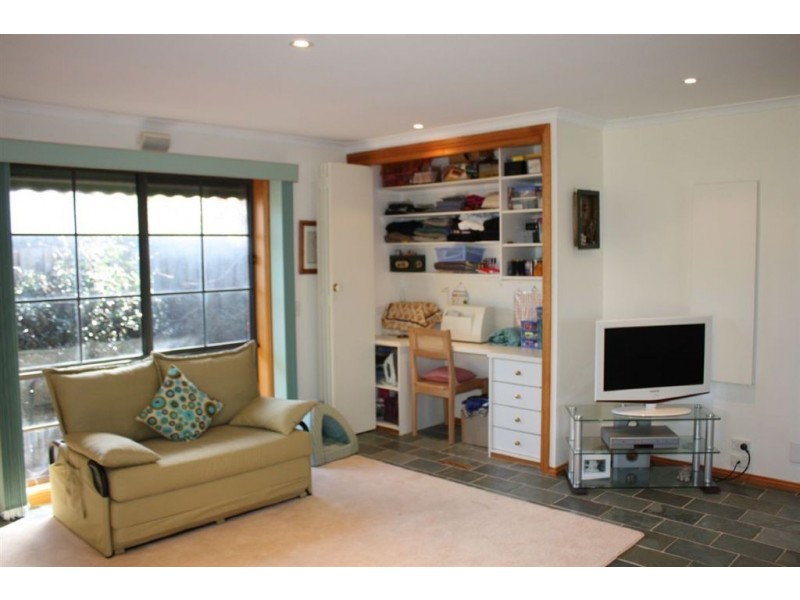 8 Leicester Square, Inverloch VIC 3996