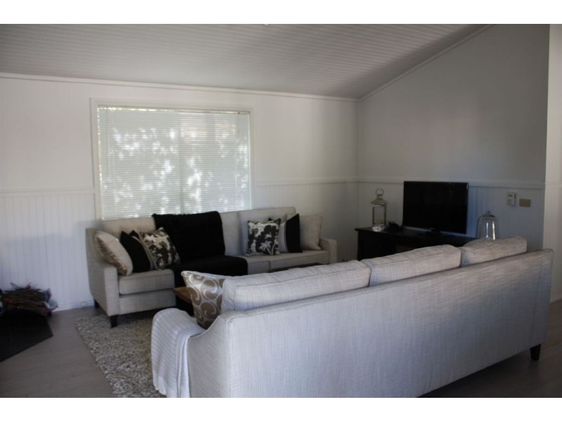 16 Leicester Square, Inverloch VIC 3996