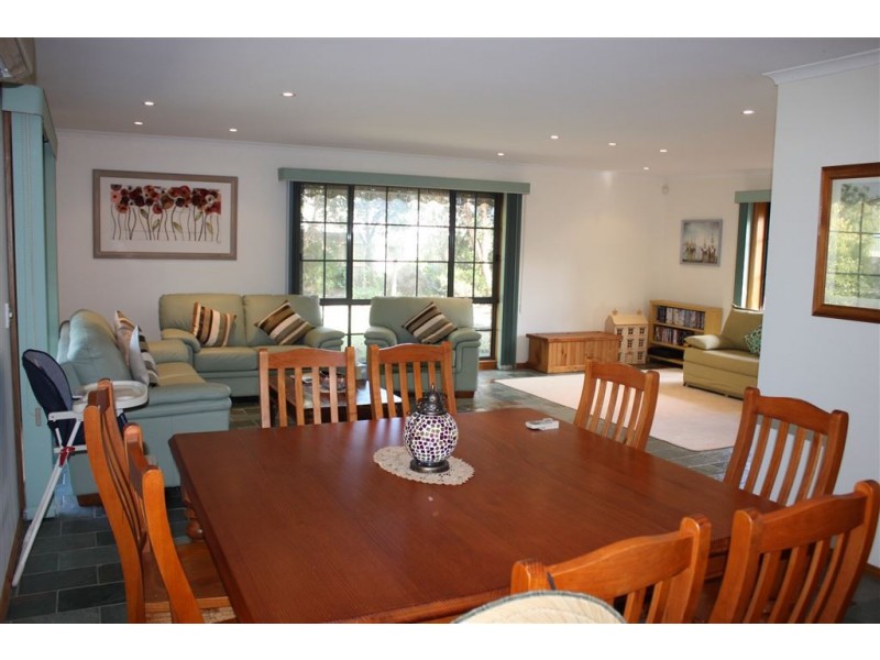 8 Leicester Square, Inverloch VIC 3996