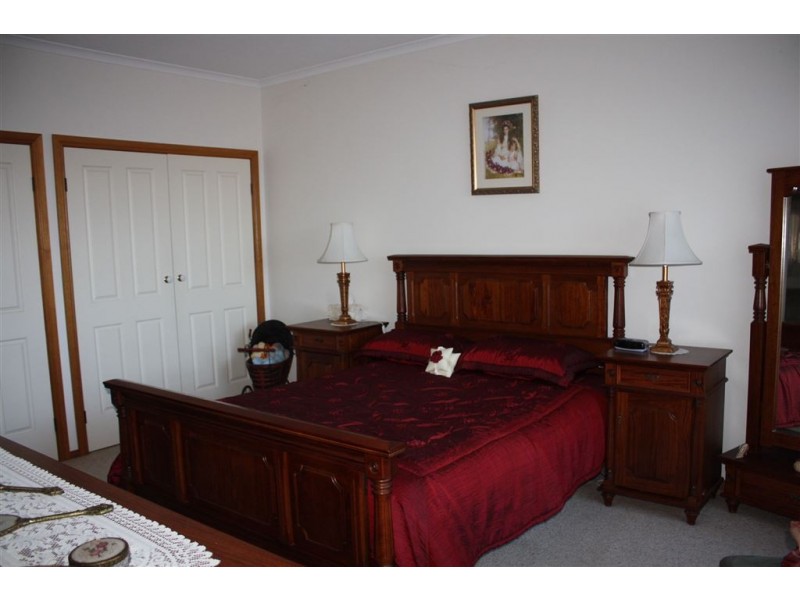 8 Leicester Square, Inverloch VIC 3996