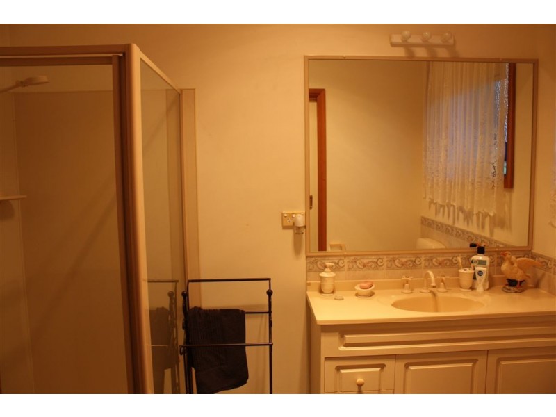 8 Leicester Square, Inverloch VIC 3996