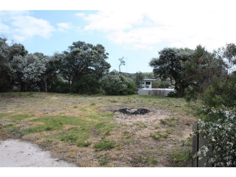 13-15 McIndoe Avenue, Venus Bay VIC 3956