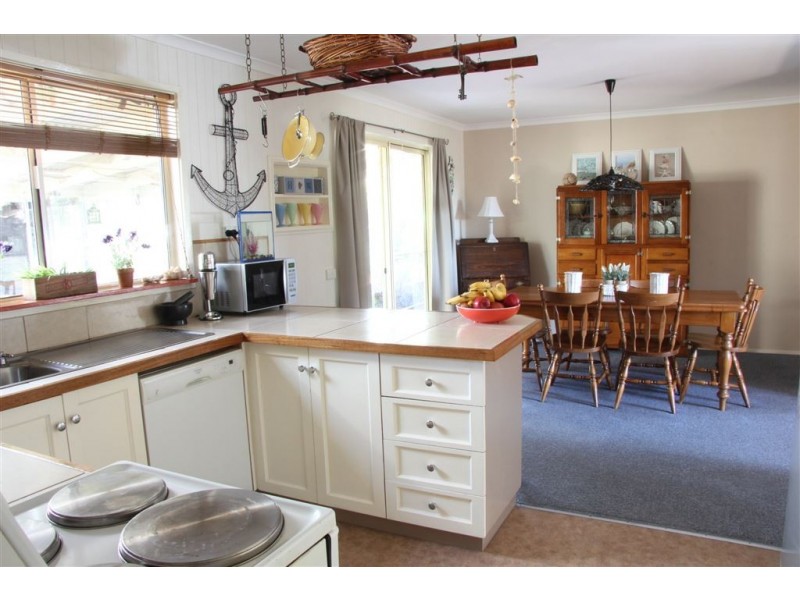 6 Railway Road, Mirboo North VIC 3871