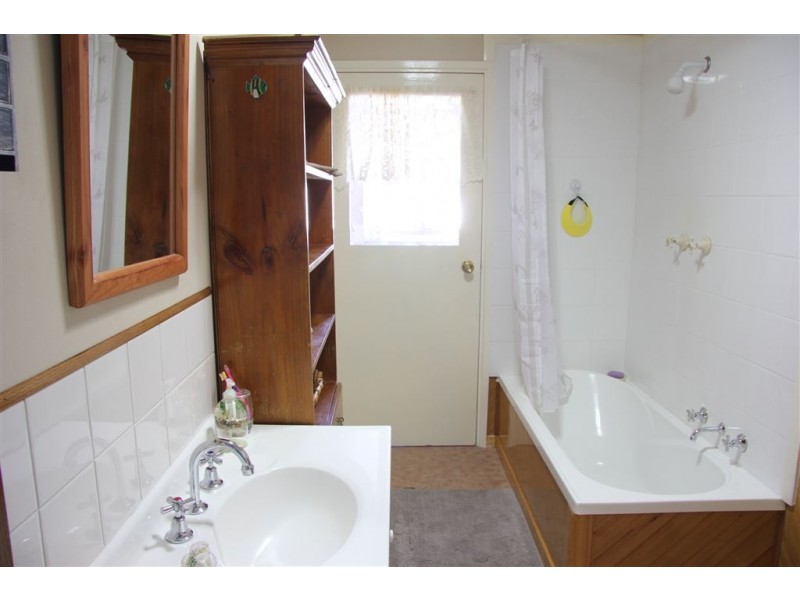 6 Railway Road, Mirboo North VIC 3871