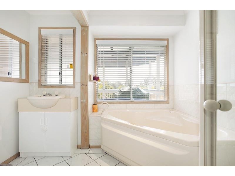 9 Hillview Court, Croydon Hills VIC 3136