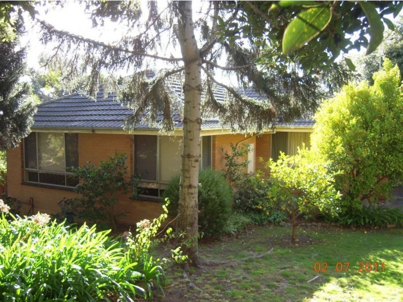 4 Lockhart Road, Ringwood North VIC 3134