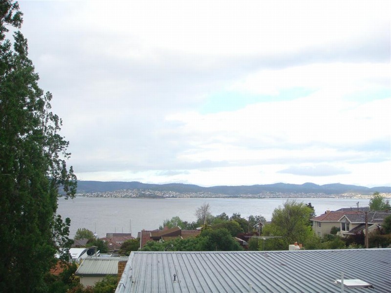 2/13 Quamby Avenue, Sandy Bay TAS 7005