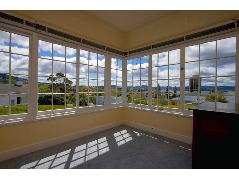 1 Ilfracombe Crescent, Sandy Bay TAS 7005