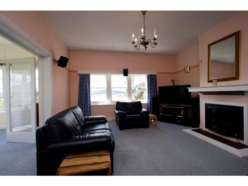 1 Ilfracombe Crescent, Sandy Bay TAS 7005