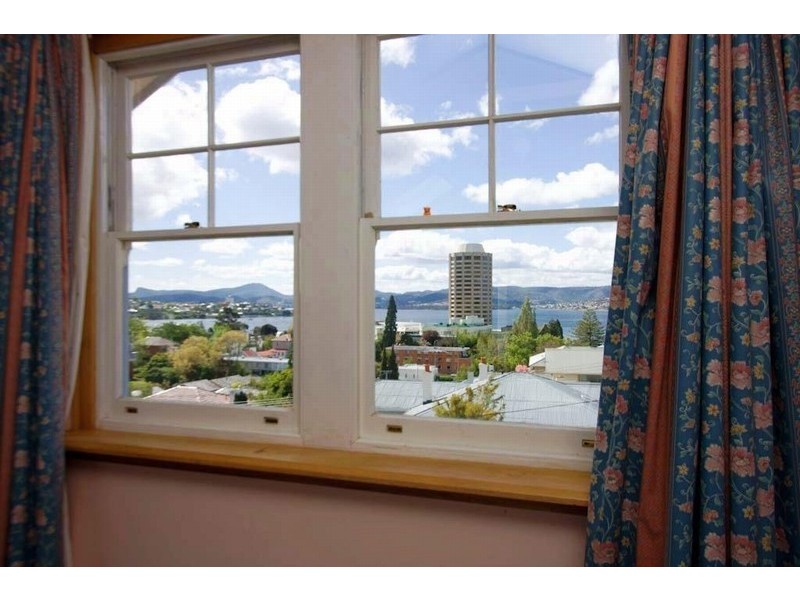 1 Ilfracombe Crescent, Sandy Bay TAS 7005