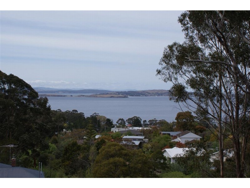 8a Churchill Road, Taroona TAS 7053