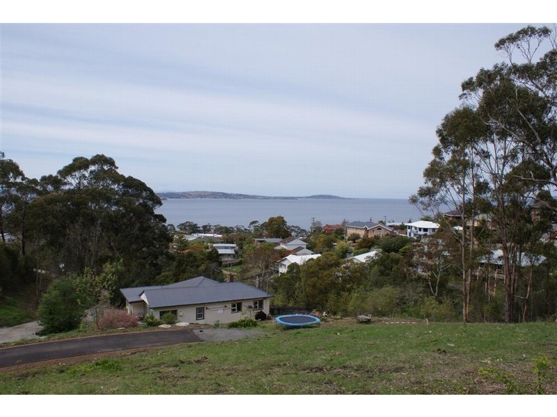 8a Churchill Road, Taroona TAS 7053