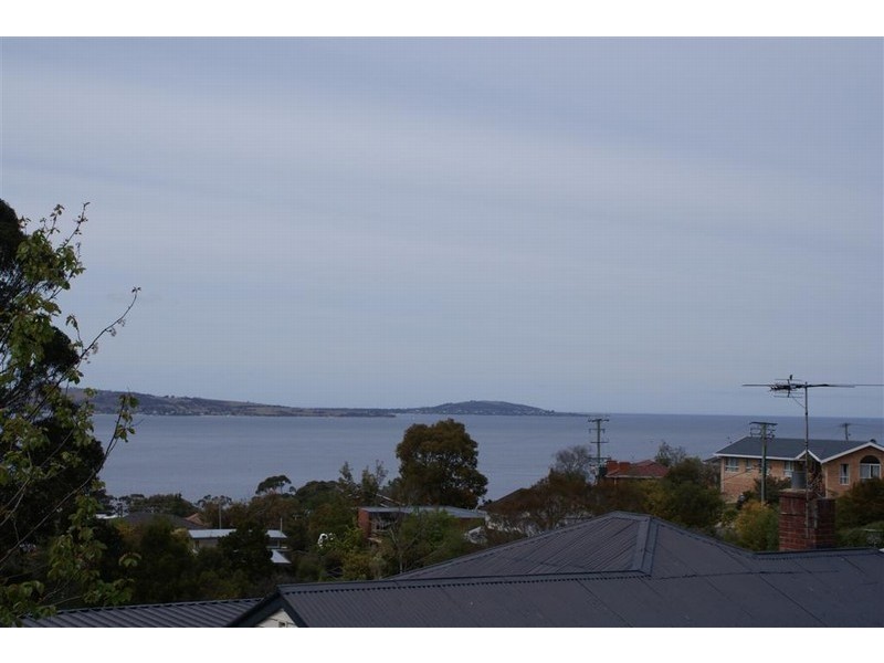8a Churchill Road, Taroona TAS 7053