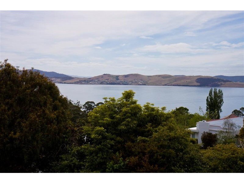 24 Oakleigh Avenue, Taroona TAS 7053