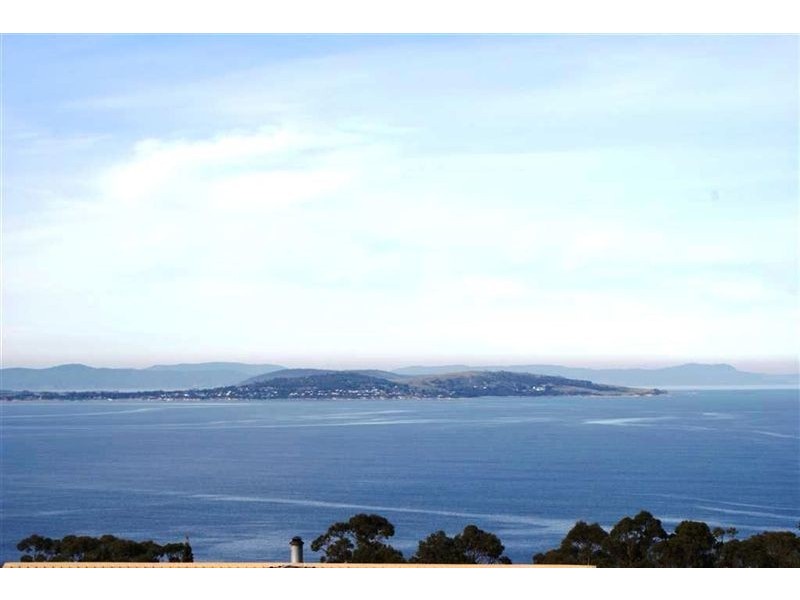 30 Tahune Crescent, Blackmans Bay TAS 7052
