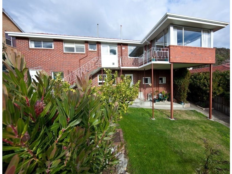 18 St Helens Street, Lindisfarne TAS 7015