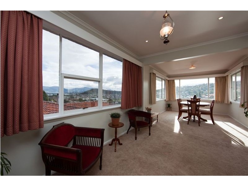 18 St Helens Street, Lindisfarne TAS 7015