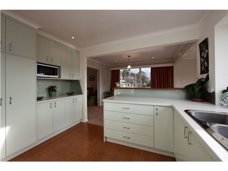 18 St Helens Street, Lindisfarne TAS 7015