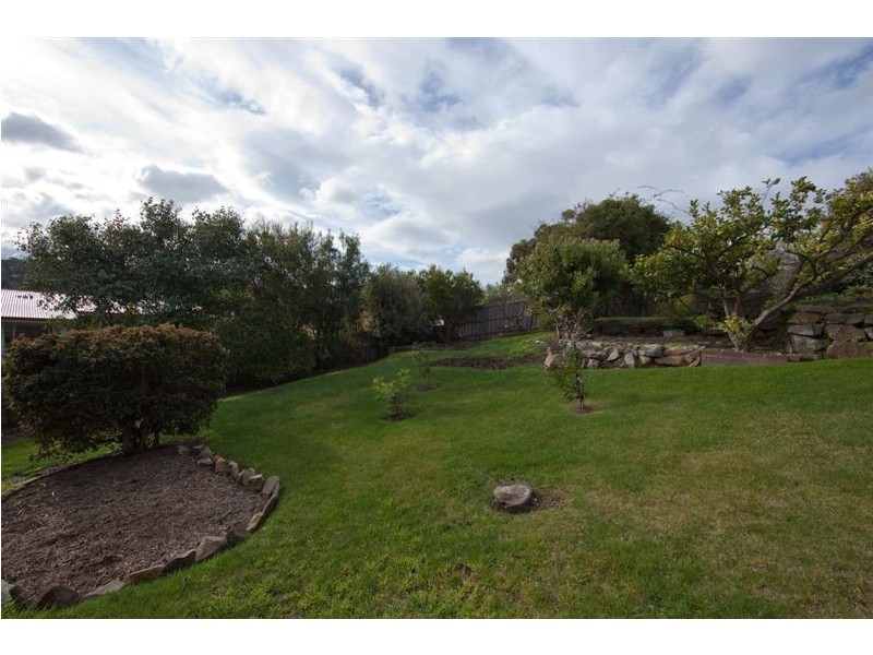 18 St Helens Street, Lindisfarne TAS 7015