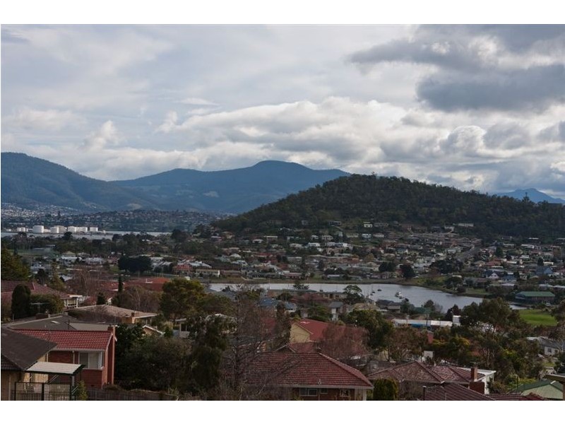 18 St Helens Street, Lindisfarne TAS 7015