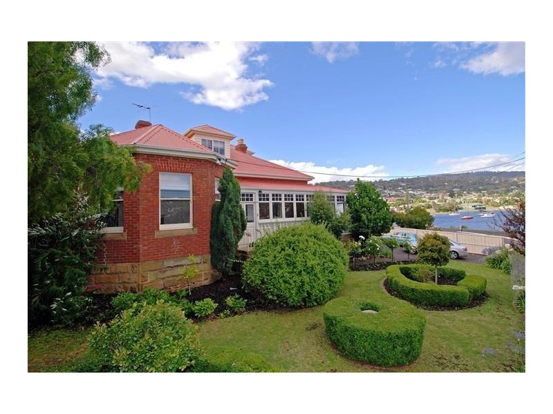 8 Ford Parade, Lindisfarne TAS 7015