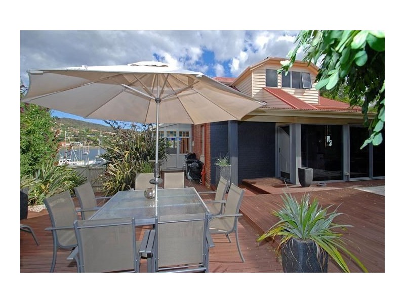 8 Ford Parade, Lindisfarne TAS 7015