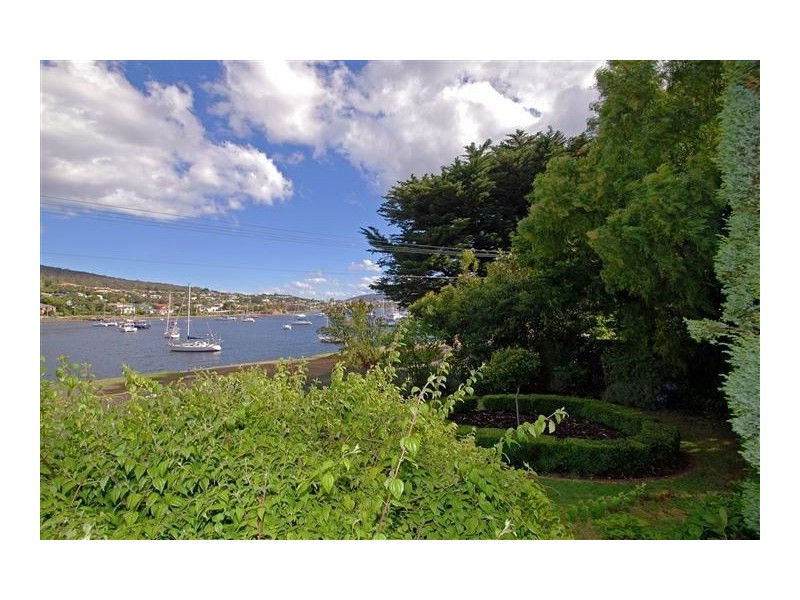 8 Ford Parade, Lindisfarne TAS 7015