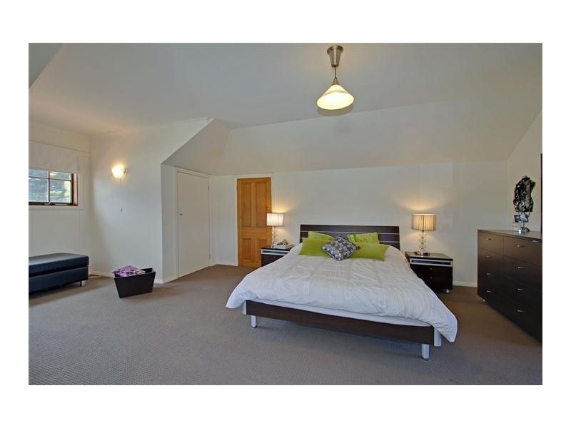 8 Ford Parade, Lindisfarne TAS 7015