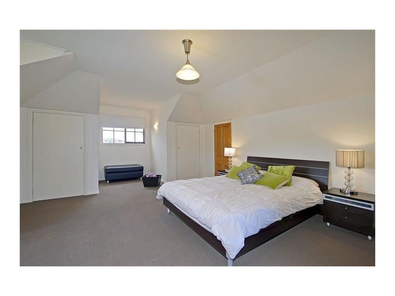 8 Ford Parade, Lindisfarne TAS 7015