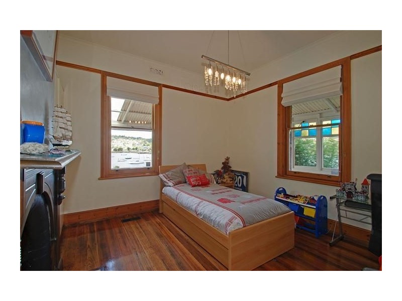 8 Ford Parade, Lindisfarne TAS 7015