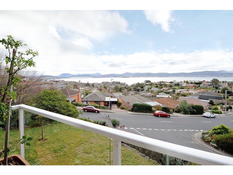 1/1 Hatton Gardens, Sandy Bay TAS 7005