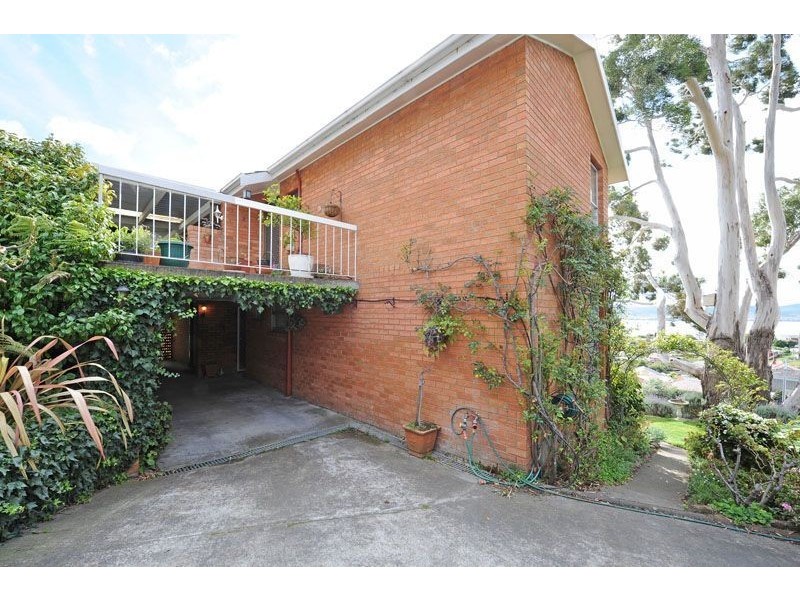 1/1 Hatton Gardens, Sandy Bay TAS 7005