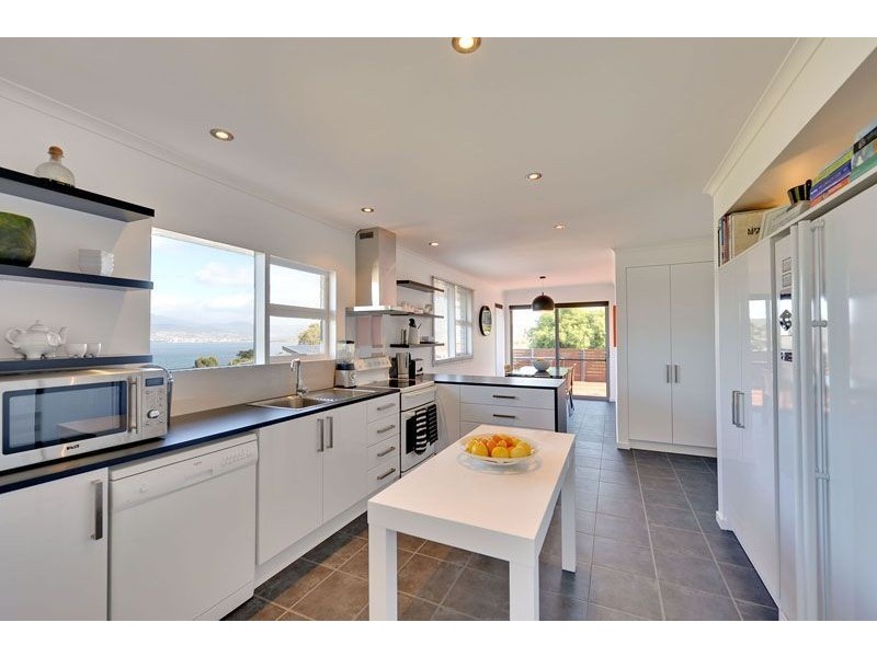 8 Tunah Street, Howrah TAS 7018