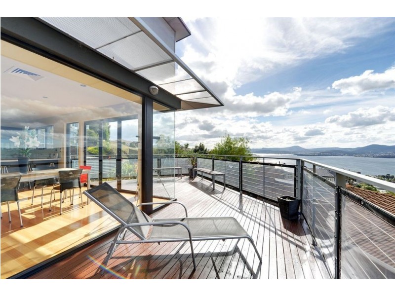 8 Nicholas Drive, Sandy Bay TAS 7005