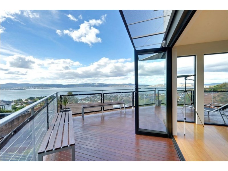 8 Nicholas Drive, Sandy Bay TAS 7005