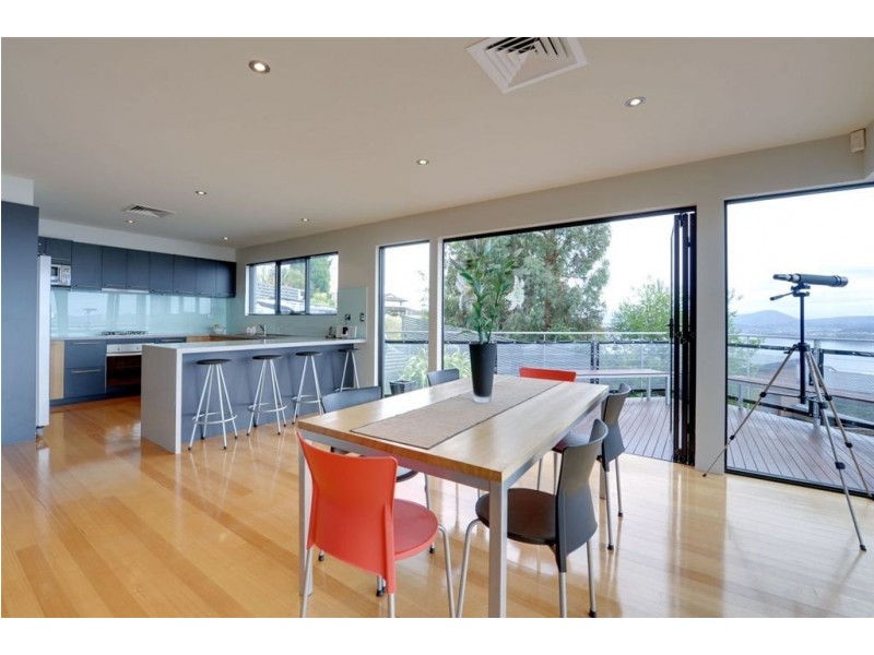 8 Nicholas Drive, Sandy Bay TAS 7005