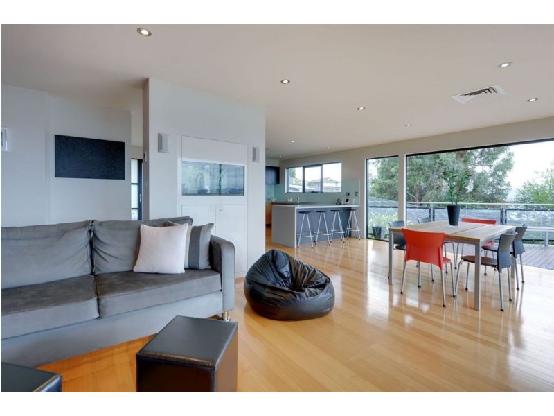 8 Nicholas Drive, Sandy Bay TAS 7005