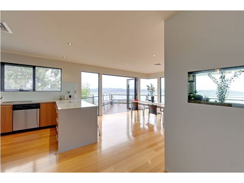 8 Nicholas Drive, Sandy Bay TAS 7005