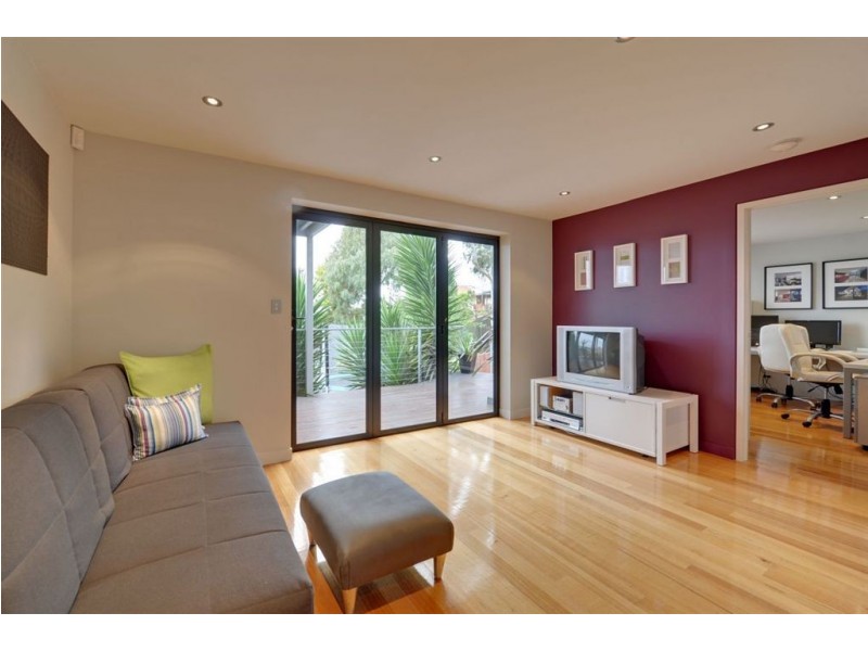 8 Nicholas Drive, Sandy Bay TAS 7005