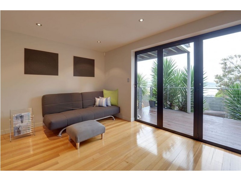 8 Nicholas Drive, Sandy Bay TAS 7005