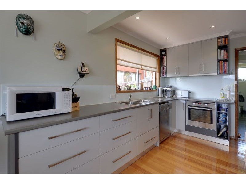 8 Susan Parade, Lenah Valley TAS 7008