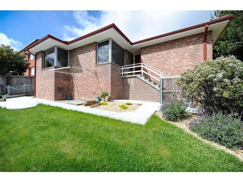 8 Susan Parade, Lenah Valley TAS 7008