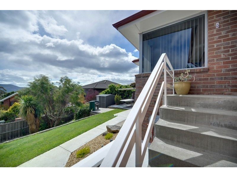 8 Susan Parade, Lenah Valley TAS 7008