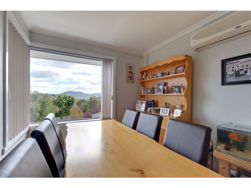 8 Susan Parade, Lenah Valley TAS 7008