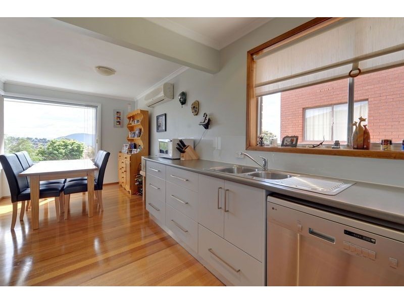 8 Susan Parade, Lenah Valley TAS 7008
